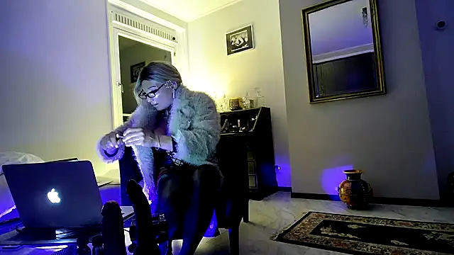 Snapshot of CharlotteVixxens chatting on 12-02-25, 11:00 CharlotteVixxens online show from 12-02-25, 11:00