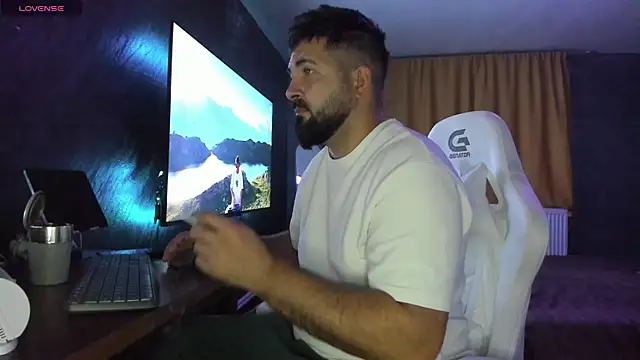 Snapshot of Eduu2322 chatting on 10-20-25, 09:04 Eduu2322 online show from 10-20-25, 09:04