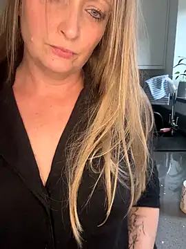 HoneyBluex online show from 11-13-25, 11:53