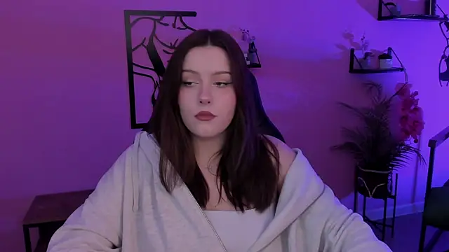 Snapshot of CoralineKeyns chatting on 12-17-24, 11:39 CoralineKeyns online show from 12-17-24, 11:39