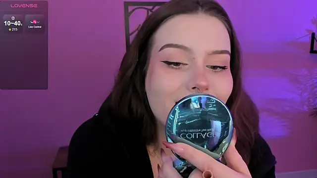 Snapshot of CoralineKeyns chatting on 02-18-25, 05:20 CoralineKeyns online show from 02-18-25, 05:20