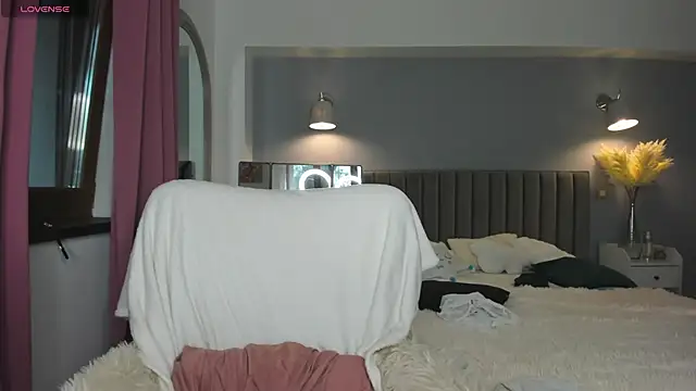 Snapshot of Awesome_Jolie chatting on 09-17-25, 07:10 Awesome Jolie online show from 09-17-25, 07:10