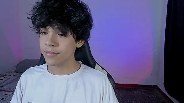 Snapshot of Alan26_ chatting on 11-18-25, 02:28 Alan26 online show from 11-18-25, 02:28