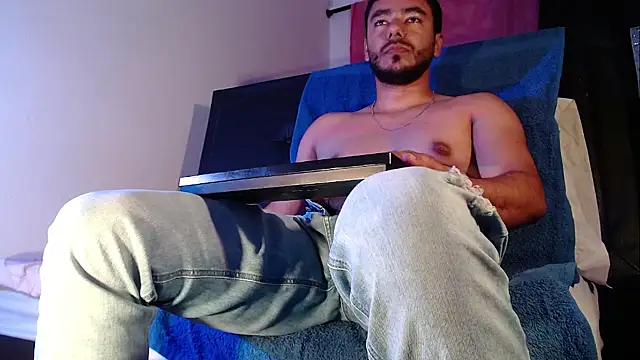 Snapshot of Tommhot chatting on 11-12-25, 07:57 Tommhot online show from 11-12-25, 07:57