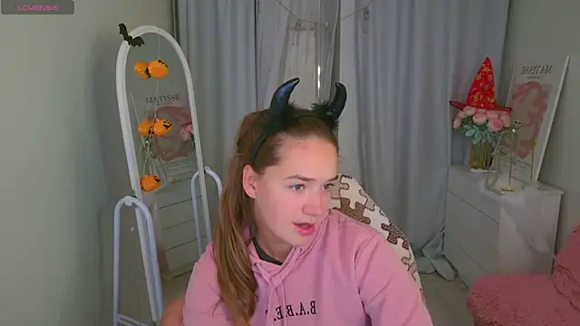 LovelyJessie online show from 10-29-25, 04:20