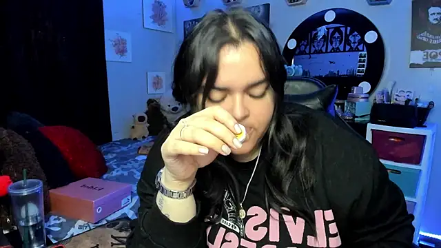 Snapshot of Luise_Meyrink chatting on 11-21-25, 03:05 Luise Meyrink online show from 11-21-25, 03:05