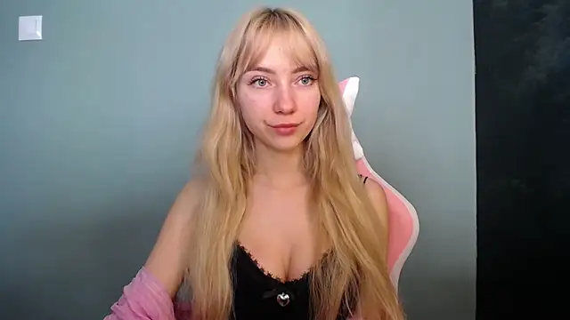 LuciaYoung online show from 05-04-26, 06:31
