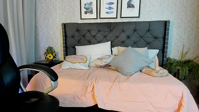 emma  smith1 online show from 02-19-25, 06:32