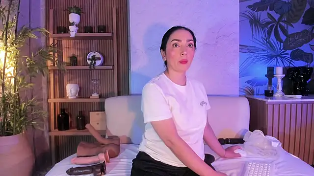 LIAH IZUMI online show from 02-12-26, 01:17