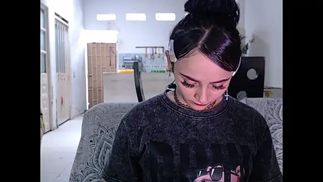 kitty22  online show from 04-27-26, 03:21