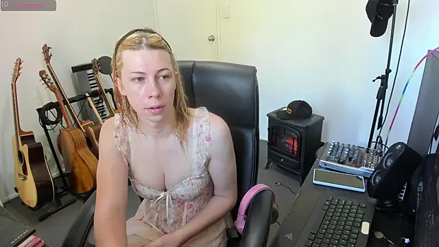 Snapshot of Ts-lucy-lux chatting on 09-10-25, 09:59 Ts-lucy-lux online show from 09-10-25, 09:59