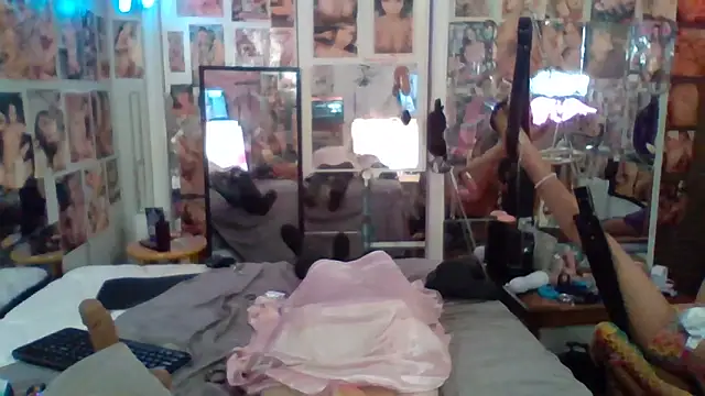 Snapshot of luvs2cumm69 chatting on 05-07-26, 02:06 luvs2cumm69 online show from 05-07-26, 02:06