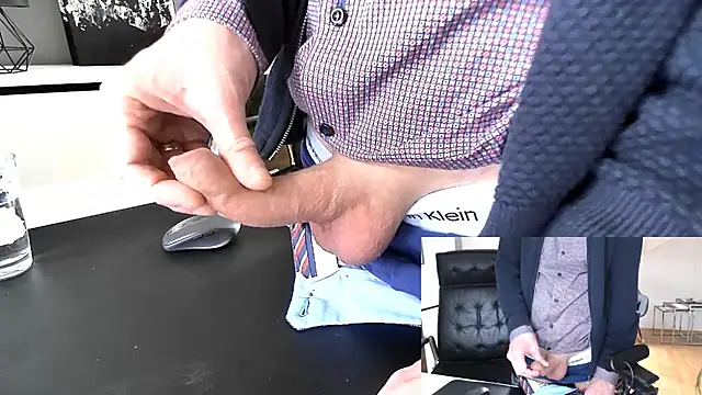 Snapshot of sperma_tributes chatting on 11-28-25, 09:23 sperma tributes online show from 11-28-25, 09:23