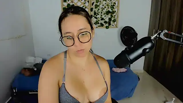 Snapshot of isa_loves_cum chatting on 09-17-25, 11:50 isa loves cum online show from 09-17-25, 11:50