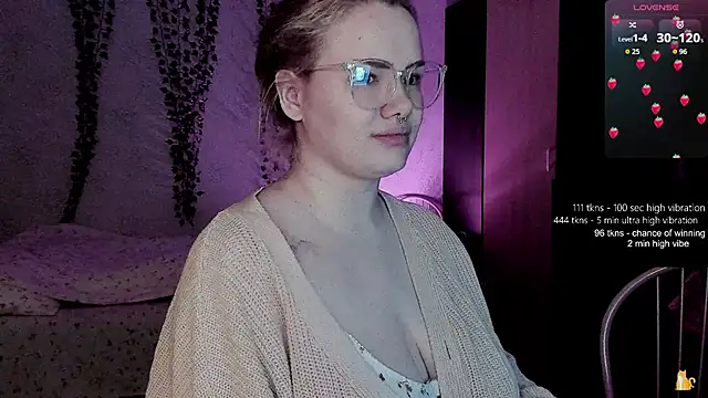 strawberry elfcat online show from 05-11-26, 02:28