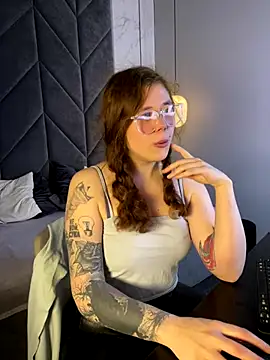 Snapshot of SophiePure chatting on 10-13-25, 08:42 SophiePure online show from 10-13-25, 08:42