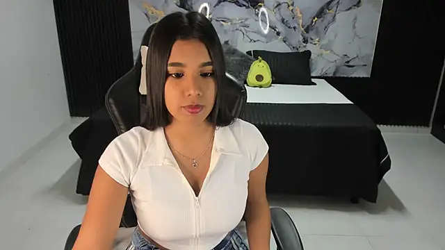 Snapshot of Ivy_16 chatting on 02-01-25, 12:05 Ivy 16 online show from 02-01-25, 12:05
