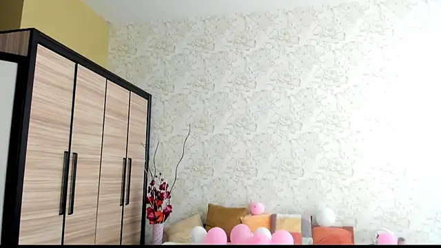 Snapshot of JulisSweet chatting on 03-08-25, 10:32 JulisSweet online show from 03-08-25, 10:32