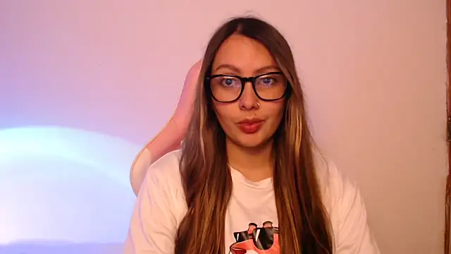 Snapshot of lalawhitte chatting on 11-21-25, 10:19 lalawhitte online show from 11-21-25, 10:19