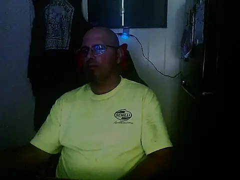 Snapshot of KrazyLegz chatting on 09-10-25, 12:43 KrazyLegz online show from 09-10-25, 12:43