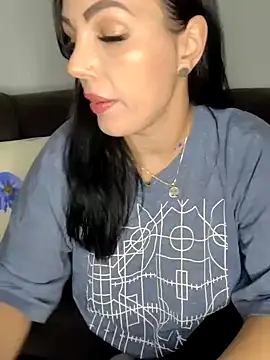 Snapshot of ReiyaRey chatting on 11-04-25, 10:20 ReiyaRey online show from 11-04-25, 10:20