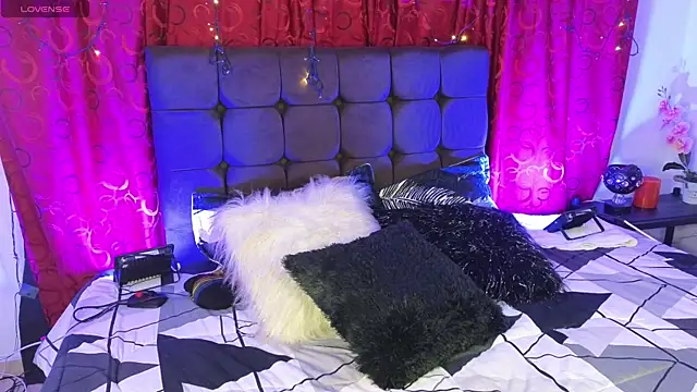 Snapshot of Majuu__ chatting on 10-25-25, 12:02 Majuu online show from 10-25-25, 12:02