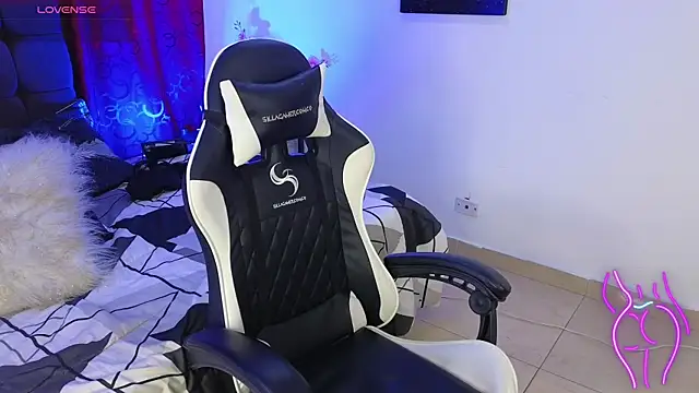 Snapshot of Majuu__ chatting on 11-26-25, 01:34 Majuu online show from 11-26-25, 01:34