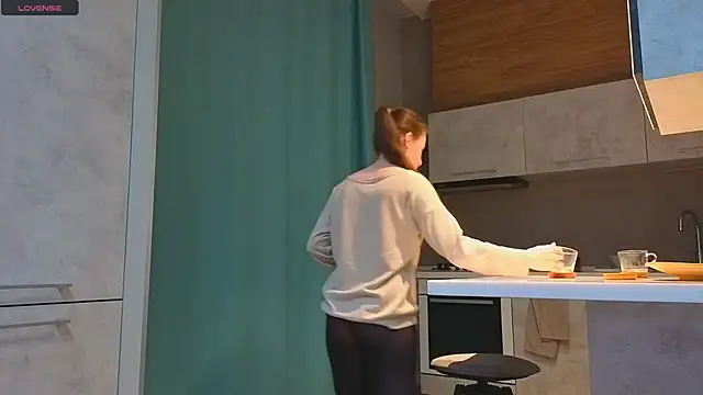 DonnaBurkee online show from 12-18-25, 04:07