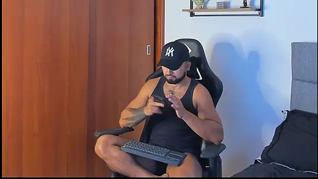 Snapshot of ethaanjones chatting on 10-02-25, 07:43 ethaanjones online show from 10-02-25, 07:43