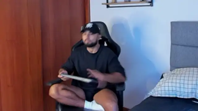 Snapshot of ethaanjones chatting on 10-13-25, 09:04 ethaanjones online show from 10-13-25, 09:04