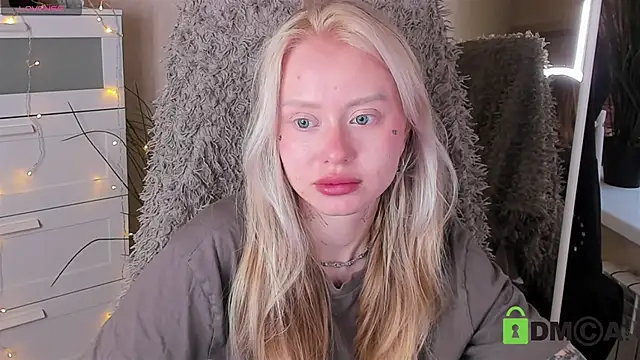 Snapshot of MalenaErnman chatting on 10-14-25, 10:38 MalenaErnman online show from 10-14-25, 10:38