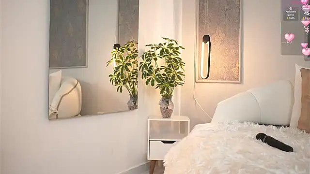 Sofia Cooper  online show from 11-30-25, 12:20