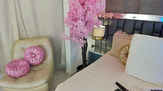 Snapshot of IsseyMz chatting on 03-17-25, 05:12 IsseyMz online show from 03-17-25, 05:12