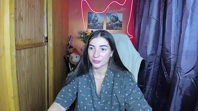 Snapshot of Fiery_Brunette_ chatting on 12-24-24, 09:00 Fiery Brunette  online show from 12-24-24, 09:00