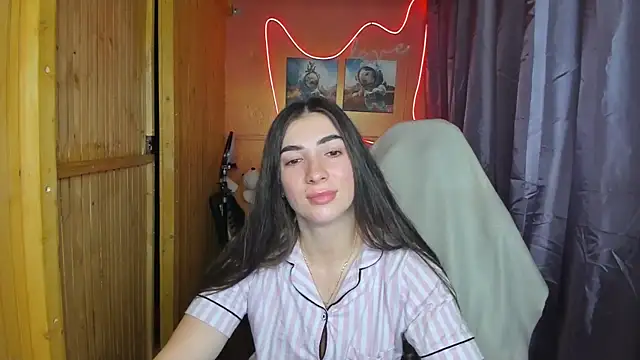 Snapshot of Fiery_Brunette_ chatting on 02-18-25, 06:37 Fiery Brunette  online show from 02-18-25, 06:37