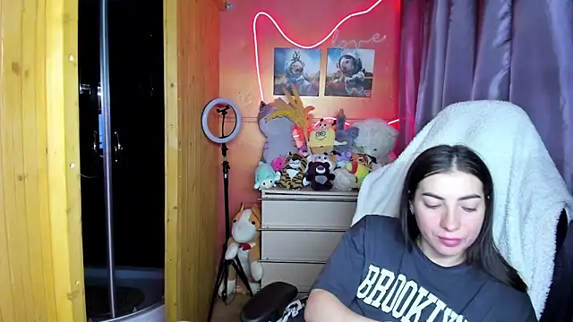 Fiery Brunette  online show from 03-27-26, 04:40