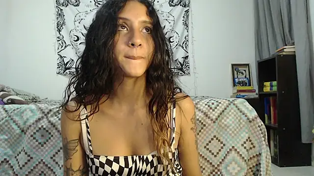 Snapshot of AlinaWoolf_ chatting on 12-11-24, 02:52 AlinaWoolf online show from 12-11-24, 02:52