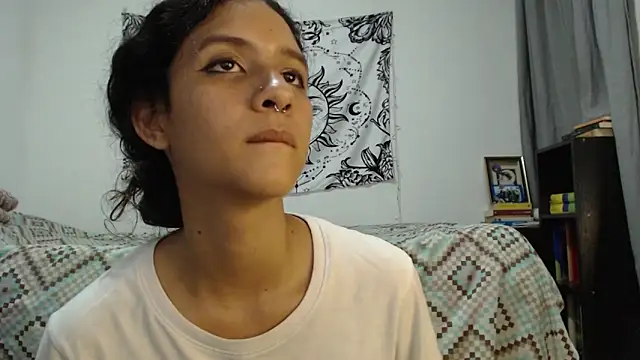 Snapshot of AlinaWoolf_ chatting on 02-07-25, 01:58 AlinaWoolf online show from 02-07-25, 01:58