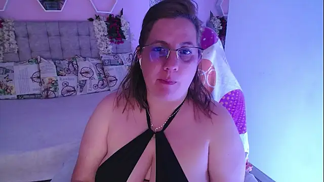 Snapshot of katie_joness_ chatting on 01-24-25, 07:49 katie joness online show from 01-24-25, 07:49