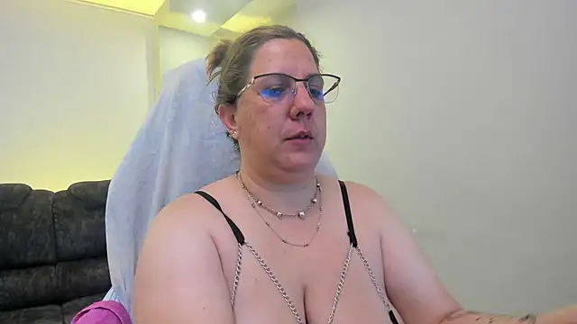 Snapshot of katie_joness_ chatting on 09-10-25, 01:00 katie joness online show from 09-10-25, 01:00