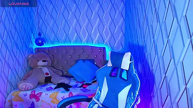 Snapshot of NicolleTaylor chatting on 10-27-25, 03:10 NicolleTaylor online show from 10-27-25, 03:10