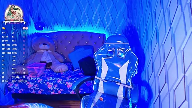 Snapshot of NicolleTaylor chatting on 11-18-25, 04:50 NicolleTaylor online show from 11-18-25, 04:50