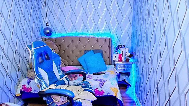 Snapshot of NicolleTaylor chatting on 12-05-25, 04:32 NicolleTaylor online show from 12-05-25, 04:32