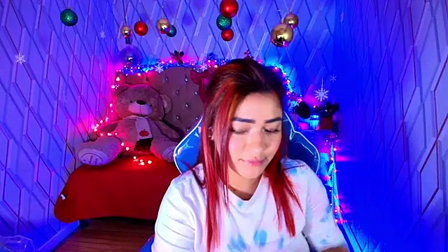 Snapshot of NicolleTaylor chatting on 12-19-25, 03:35 NicolleTaylor online show from 12-19-25, 03:35