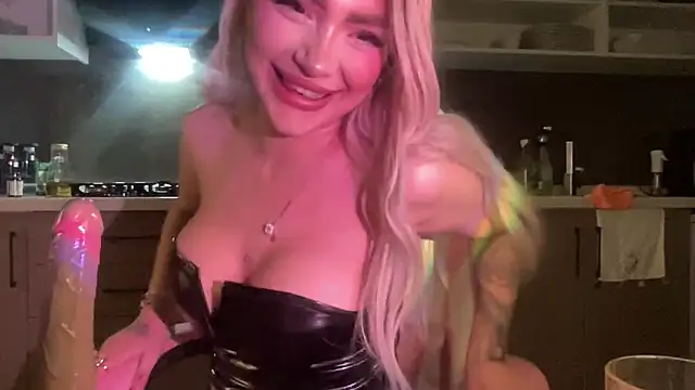 Snapshot of petitebeauty chatting on 03-10-26, 09:09 petitebeauty online show from 03-10-26, 09:09