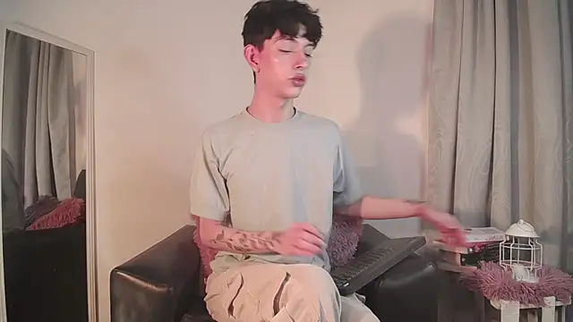 Snapshot of lyamthommpson chatting on 02-09-25, 04:36 lyamthommpson online show from 02-09-25, 04:36