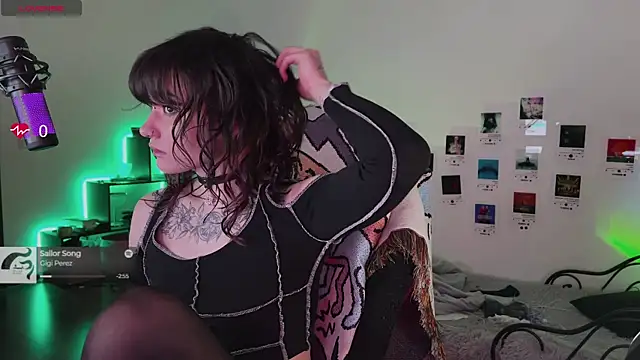 Snapshot of deadlysweet chatting on 11-09-25, 12:20 deadlysweet online show from 11-09-25, 12:20