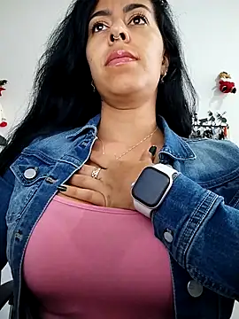 Snapshot of Emily_Wane chatting on 12-17-25, 04:46 Emily Wane online show from 12-17-25, 04:46