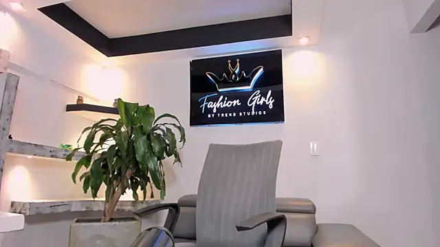 AnaRuiz online show from 11-22-25, 01:04