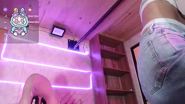 Snapshot of Sally23_ chatting on 02-10-26, 02:43 Sally23 online show from 02-10-26, 02:43